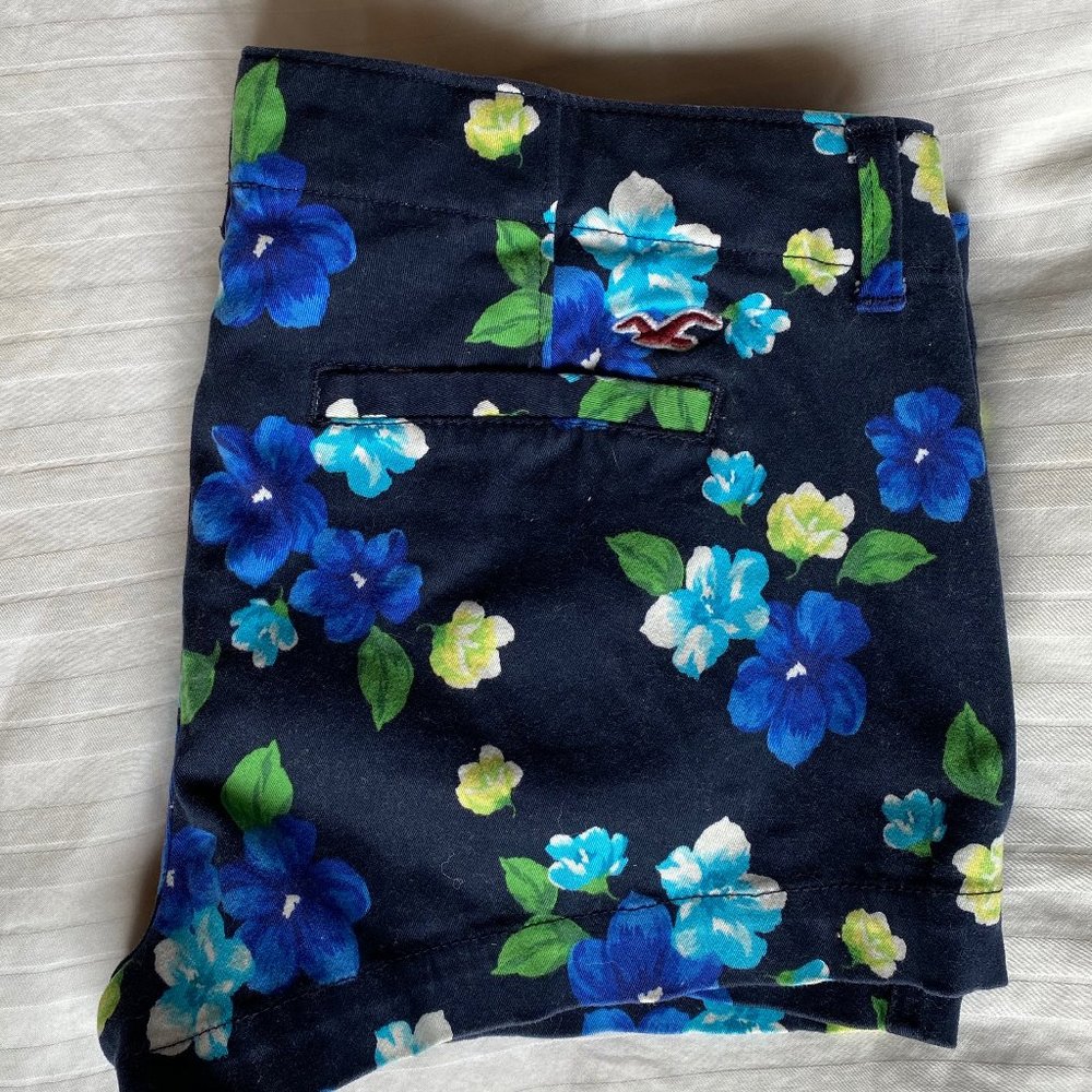 Hollister Floral shorts (Navy, sz 9)